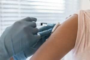 NOP -Odsetek niepożądanych reakcji i powikłań na szczepionki COVID-19 jest 50 razy wyższy niż przy szczepionce przeciw grypie.