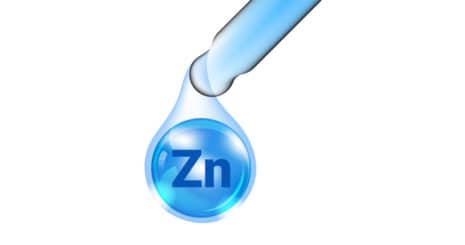 Suplementacja cynkiem zwiększa skuteczność chlorochiny / hydroksychlorochiny, aby wygrać walkę z COVID-19 99 1210 scaled e1615180570683 - Obecnie zmiana przeznaczenia leków jest alternatywą dla opracowywania nowych leków do leczenia pacjentów z COVID-19. Lek przeciwmalaryczny chlorochina (CQ) i jej metabolit hydroksychlorochina (HCQ) są obecnie testowane w kilku badaniach klinicznych jako potencjalni kandydaci do ograniczenia zachorowalności i śmiertelności z udziałem SARS-CoV-2. CQ i HCQ (CQ / HCQ) hamują zależne od pH etapy replikacji SARS-CoV-2, zwiększając pH w pęcherzykach wewnątrzkomórkowych i zakłócając dostarczanie cząstek wirusa do komórek gospodarza. Oprócz bezpośredniego działania przeciwwirusowego, CQ / HCQ specyficznie kieruje zewnątrzkomórkowy cynk do wewnątrzkomórkowych lizosomów, gdzie zakłóca zależną od RNA aktywność polimerazy RNA i replikację koronawirusa. Ponieważ niedobór cynku często występuje u pacjentów w podeszłym wieku oraz osób z chorobami układu krążenia, przewlekłą chorobą płuc lub cukrzycą, stawiamy hipotezę, że CQ / HCQ plus suplementacja cynkiem mogą być skuteczniejsze w zmniejszaniu zachorowalności i śmiertelności na COVID-19 niż CQ lub HCQ w monoterapii. Dlatego CQ / HCQ w połączeniu z cynkiem należy rozważyć jako dodatkowe ramię badania w badaniach klinicznych COVID-19.