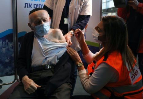 Kolejny żydowski holokaust ? 3 Israel Senior Pfizer injection - Izrael wprowadza przyspieszony program szczepień przeciwko COVID-19, podając pierwszą dawkę 48% swojej 9-milionowej populacji w ciągu pięciu tygodni. Celem kraju jest zaszczepienie 80% populacji do końca maja 2021 roku.  Pojawiły się jednak również pytania dotyczące sposobu realizacji programu. Czego więc można się nauczyć z doświadczenia Izraela?