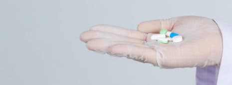Dowody kliniczne na lepsze wyniki leczenia Covid-19 antagonistami histaminy (famotydyna) i aspiryną u 22,560 pacjentów 5 beautiful young doctor is wearing mask while holding medicine with rubber gloves on gray wall scaled e1613737361750 - COVID-19 wzbudził duże zainteresowanie terapeutycznym potencjałem leków o zmienionym przeznaczeniu. Rodzina leków zmniejszających wydzielanie kwasu, znana jako histamina H 2antagoniści receptora (H2RA), kompetycyjnie wiążą H2R i blokują jego stymulację przez histaminę; przykładami takich leków są famotydyna (np. Pepcid) i ranitydyna (np. Zantac).