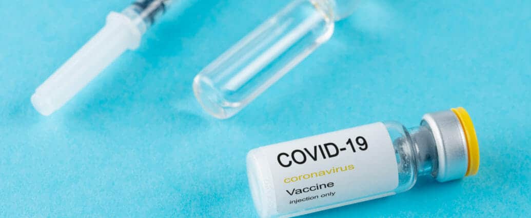 close up on vaccine serum in glass recipient with a syringe 1 scaled e1619423307678 - Przeciwciała Covid-19 utrzymują się do 13 miesięcy po zakażeniu - wynika z badań przeprowadzonych w szpitalu uniwersyteckim w Strasburgu. Stężenie tych przeciwciał w organizmie umożliwia zneutralizowanie pierwotnego koronawirusa i wariantu brytyjskiego, ale nie południowoafrykańskiego – uważają badacze.  (A gdzie jest wirus z Wuhan ?) 