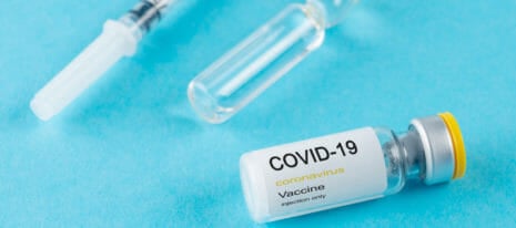 Zbrodnia szczepionkowa - pojęcie prawne jakie nie istnieje ! 6 close up on vaccine serum in glass recipient with a syringe 1 scaled e1619423307678 - "Zbrodnia szczepionkowa" - pojęcie prawne i określenie słowne jakie jeszcze nie istnieje !