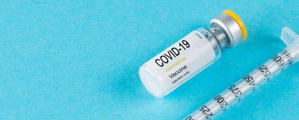 close up on vaccine serum in glass recipient with a syringe 3 scaled e1619256049280 - Odkąd kraje zaczęły wprowadzać szczepionki COVID-19 , więcej kobiet niż mężczyzn zgłosiło skutki uboczne, takie jak skrzepy krwi i reakcje alergiczne, i zdaniem ekspertów nie jest to zaskakujące. 