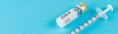 Dlaczego władze tłumią leki i wczesne lecznicze Covid-19 ? (HCQ, Amantadyna, Iwermektyna,Cynk i inne) cz.4 5 close up on vaccine serum in glass recipient with a syringe 3 scaled e1619256049280 - Steve Kirsch - 2021 USA  cz.1  cz.2  cz.3   cz.4