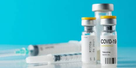 Serce i szczepionka mRNA -Lekarze ostrzegają przed trwałymi uszkodzeniami i zdarzeniami sercowo-naczyniowymi 32 close up on vaccine serum in glass recipient with a syringe 4 scaled e1619730782319 - (serce covid-19) Poniżej znajduje się wprowadzenie Noorchashma do jego listu, opublikowane na  Medium , a następnie jego list do FDA i Pfizer.