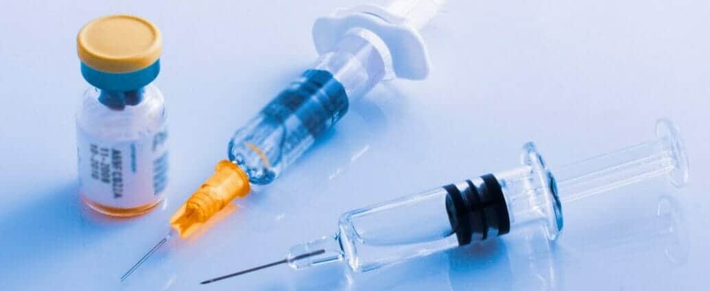 closeup two syringes beside vial vaccine flu covid 19 measles other diseases scaled e1619990197743 - Prawie 20000 chorób oczu zgłoszonych do VigiBase , bazy danych WHO prowadzonej przez Centrum Monitorowania w Uppsali (UMC) w Uppsalla w Szwecji, obejmuje: