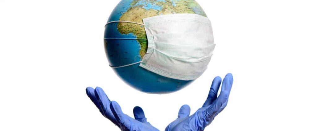 earth globe with protective mask hands with gloves scaled e1622537482262 -      3. Maski N95, chirurgiczne i niemedyczne są nie tylko bezużyteczne jako ochrona przed COVID-19, ale dodatkowo stwarzają bardzo realne ryzyko i możliwe poważne zagrożenia dla zdrowia użytkownika z następujących powodów