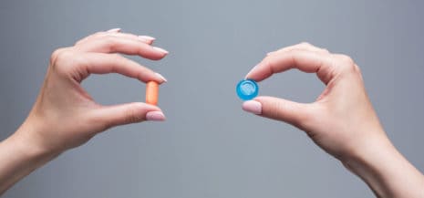 Połączenie Laktoferyny i Difenhydraminy hamuje replikację wirusa o 99% ! 29 female hands with sweet candy pills scaled e1614754511274 - Zespół badawczy odkrył, że difenhydramina, lek przeciwhistaminowy stosowany w objawach alergii, oraz laktoferyna, białko występujące w mleku krowim i ludzkim, utrudniają replikację SARS-CoV-2 nawet o 99 procent.