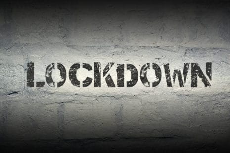 Blokad - Lock Down - badania naukowe twierdzą, że jest NIESKUTECZNA 14 lockdown stencil print on the grunge white brick wall - Naukowcy z Uniwersytetu Stanforda w Kalifornii zamierzali ocenić, jak silne blokady wpływają na wzrost infekcji w porównaniu z mniej restrykcyjnymi środkami.