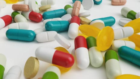 Probenecyd - Lek leczący dnę może również walczyć z COVID-19 53 tablets capsules on white - Badanie opublikowane w Nature's Scientific Reports wykazało, że probenecyd ma szerokie właściwości przeciwwirusowe, co czyni go głównym kandydatem do zwalczania nie tylko infekcji SARS-CoV-2, ale także innych powszechnych i śmiertelnych wirusów układu oddechowego, takich jak RSV i grypa.