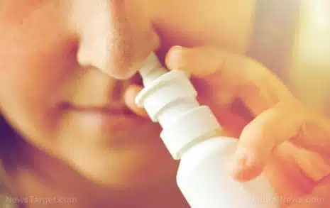 Close Up Sick Woman Using Nasal Spray - ( Natural News ) Najwyższy organ sanitarny w Hiszpanii, Agencja Leków i Produktów Zdrowotnych (AEMPS),  zakazał sprzedaży sprayu do nosa za 51 funtów, który twierdzi, że chroni przed COVID-19 .